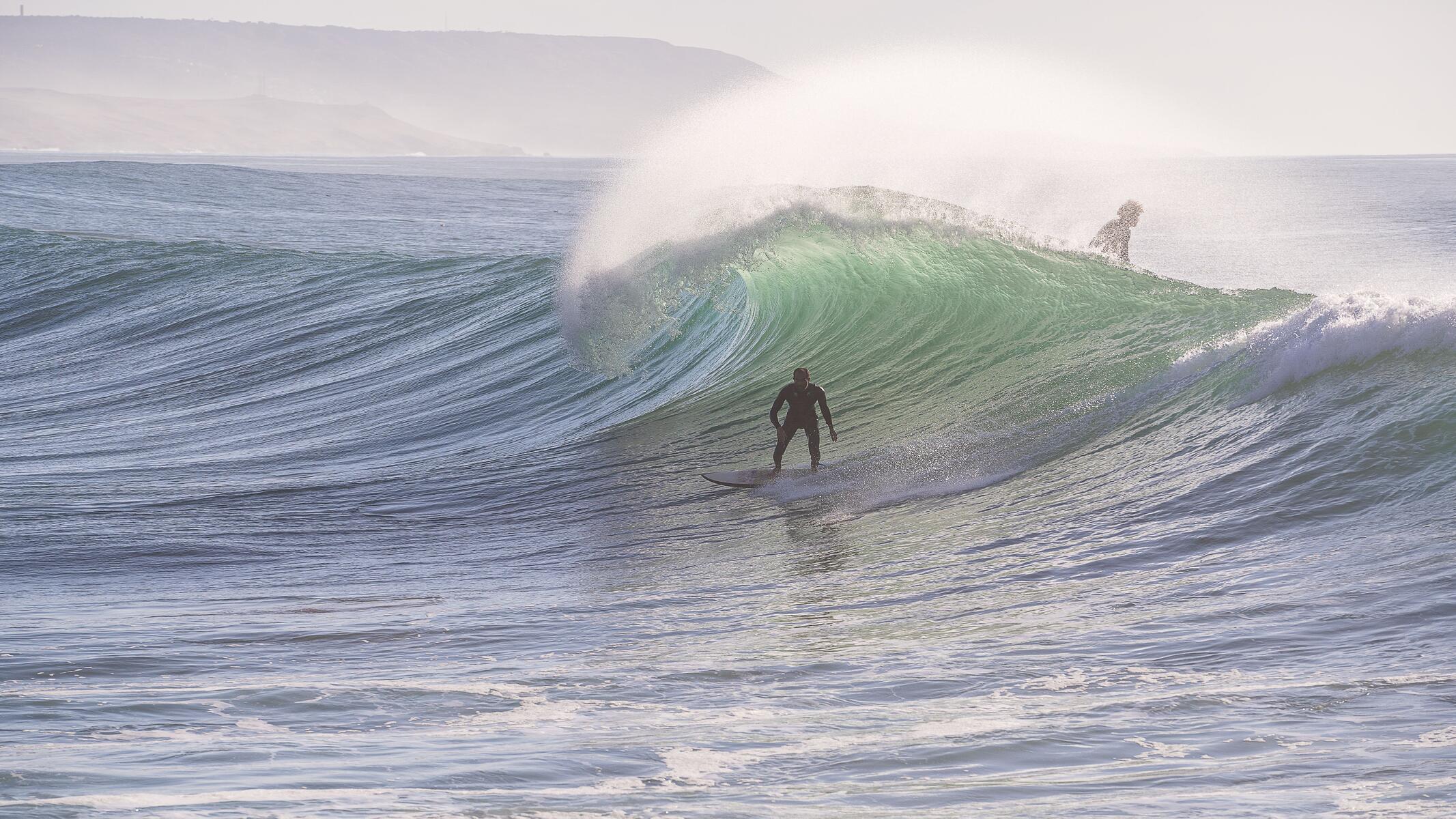 Moniteur de surf encadrant un débutant